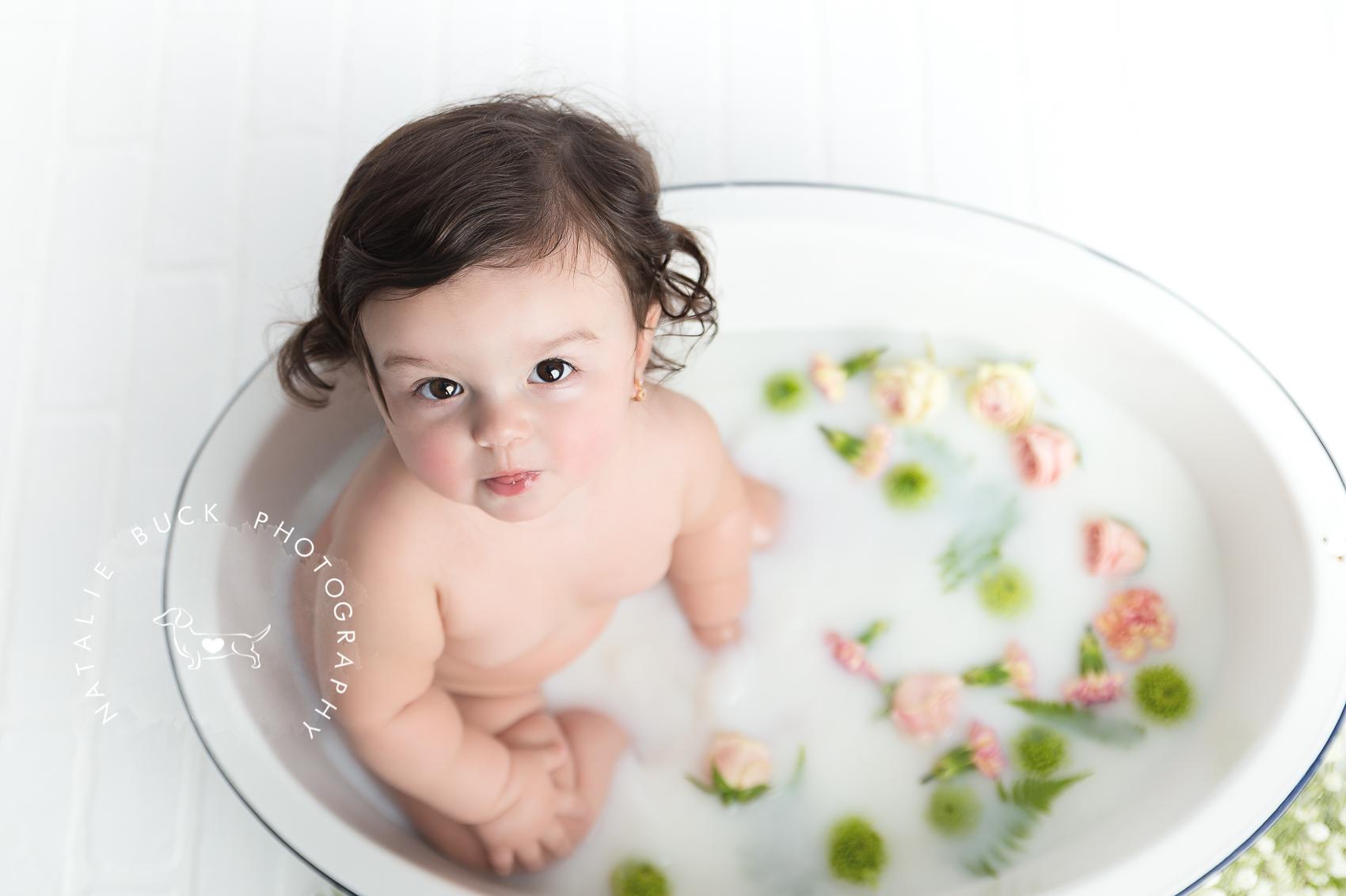 Купание после года. Малыш в ванной. Фотосессия купание малыша. Малыш купается. Молочные ванны фотосессия для малышей.