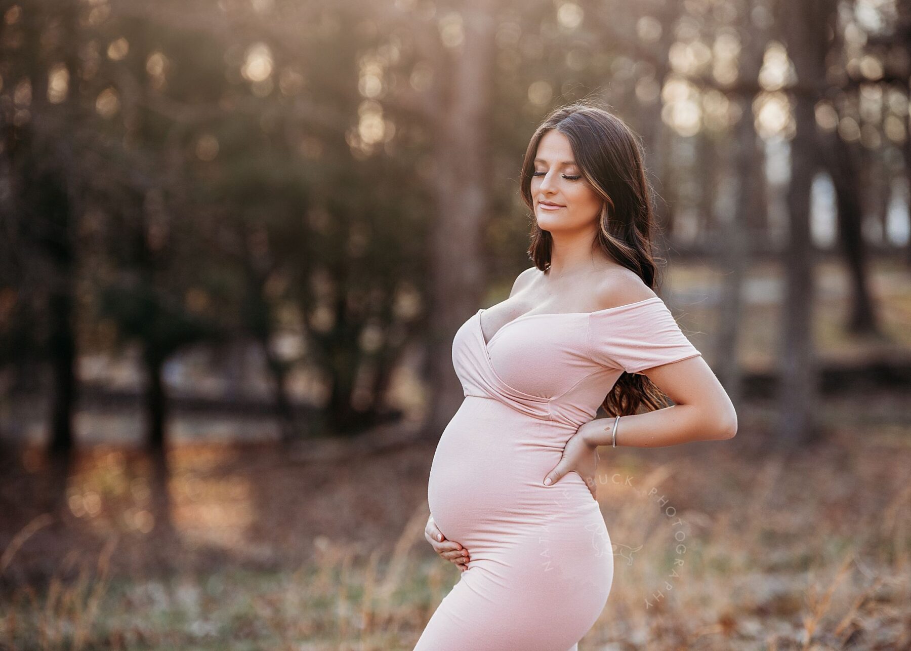 Professional Maternity Photography  Capturing the Beauty of Motherhood