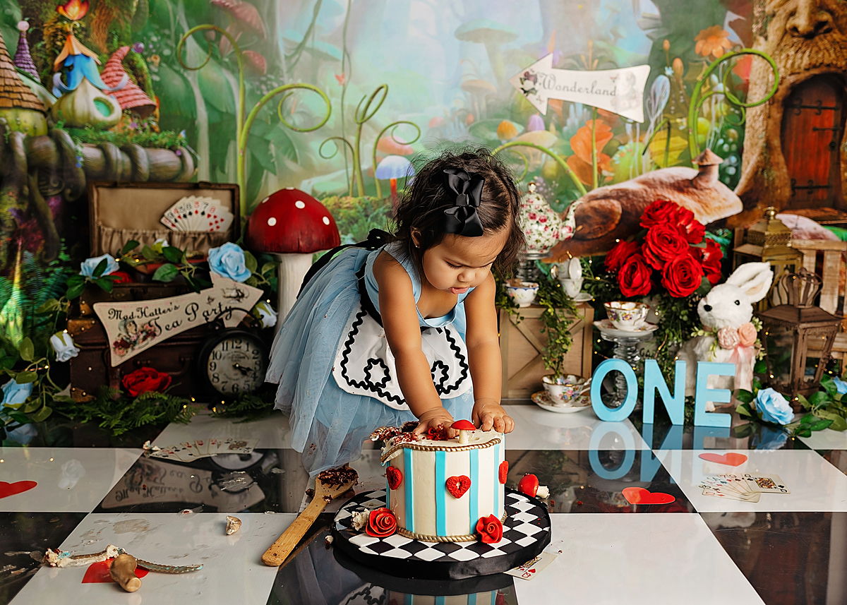 https://nataliebuckphotography.com/wp-content/uploads/2023/02/Best-Connecticut-Cake-Smash-First-Birthday-Photographer-Natalie-Buck-Photographer-alice-in-wonderland.jpg